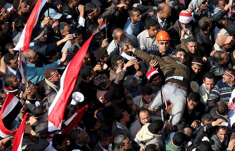 Manifestantes ayudan a un joven que se ha desmayado en la plaza Tahrir