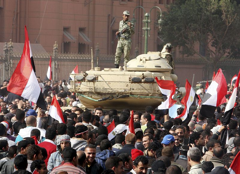 Soldados egipcios vigilan a los miles de manifestantes que se concentran en la cariota plaza Tahrir