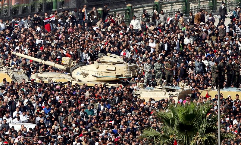 Soldados egipcios se unen a los miles de egipcios mientras rezan en la cariota plaza Tahrir
