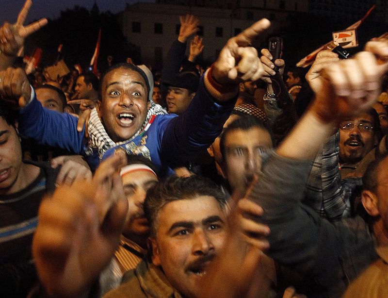 Manifestantes en la plaza Tahrir celebran el anuncio de la dimisión de Mubarak