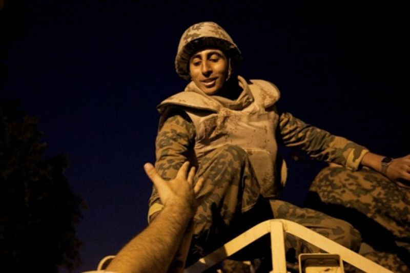 Los manifestantes saludan a los soldados desplegados en la plaza