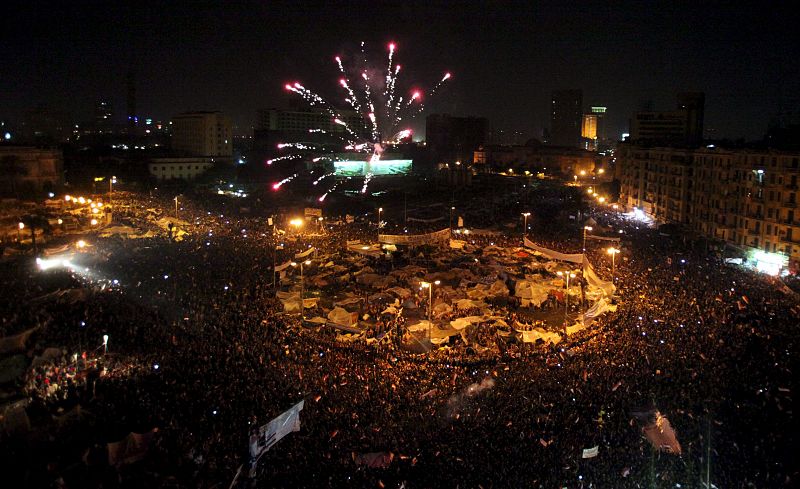 Fuegos artificiales para celebrar la dimisión de Mubarak, que ha cedido el poder a los militares