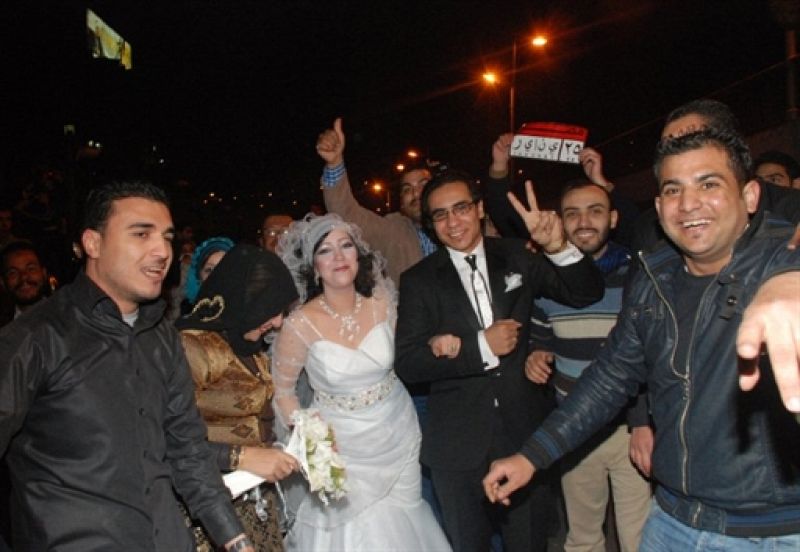 Aisha y Mohammed, recién casados, se han unido a las celebraciones en la plaza cairota