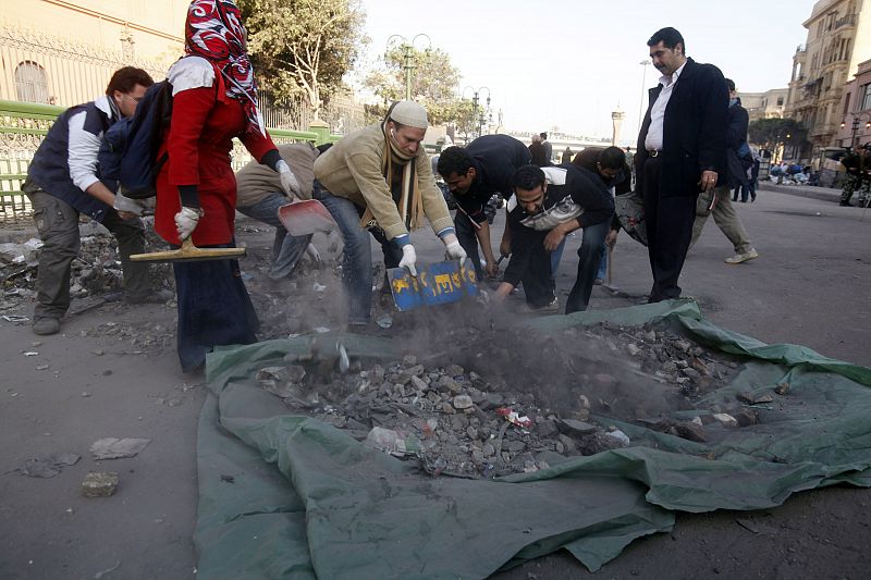 Los egipcios limpian los restos de las celebraciones en la plaza de Tahrir