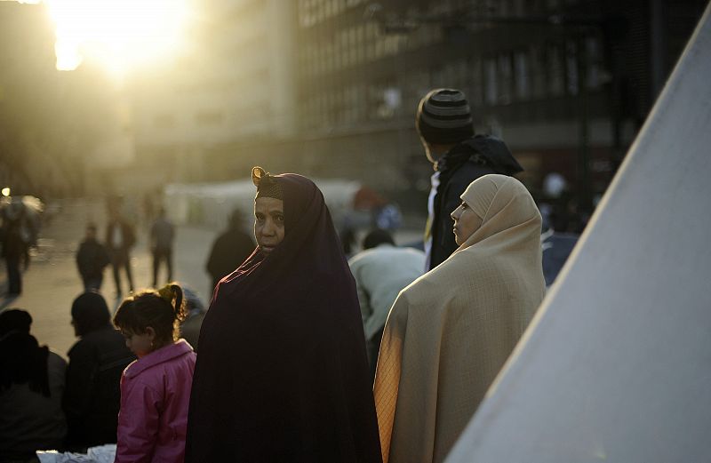 El Sol entra en la plaza Tahrir el día después de la salida de Mubarak.