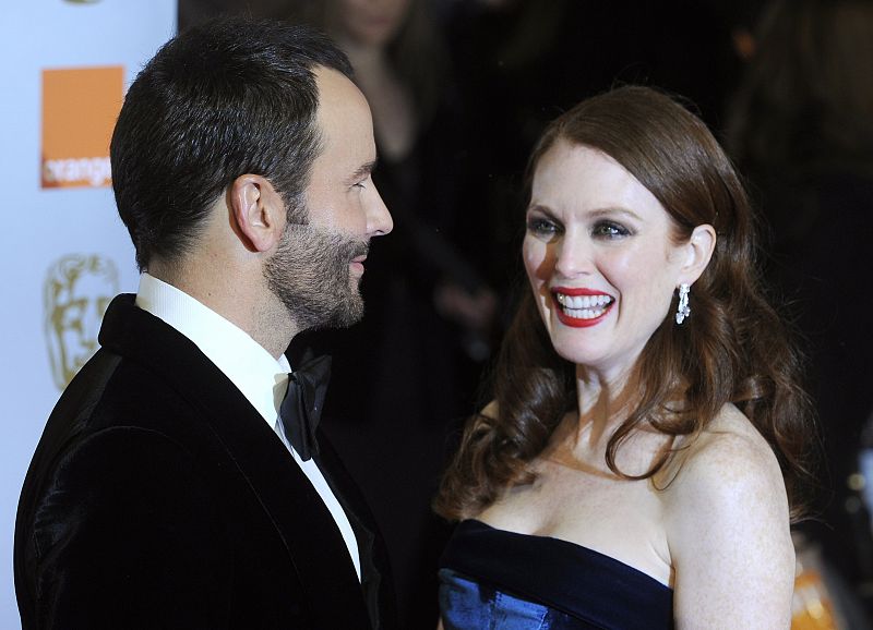 Tom Ford y Julianne Moore a su llegada a la entrega de los premios