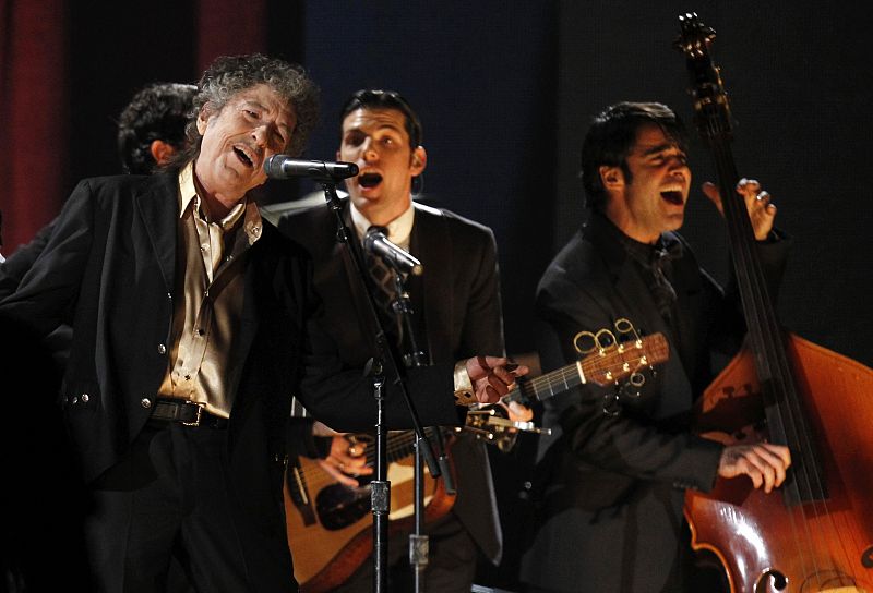 Bob Dylan durante su actuación en la 53 gala de los Premios Grammy