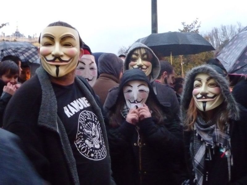 Cientos de manifestantes, casi todos con la careta de 'V de Vendetta', se reunieron durante horas en las puertas del Teatro Real donde se entregaron los galardones de los premios Goya