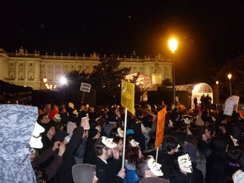 La convocatoria del grupo 'Anonymous' fue secundado por varios centenares de personas que expresaron su rechazo a la ley Sinde