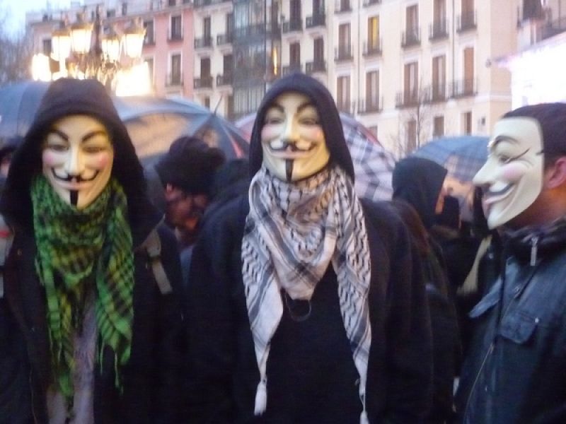 A medida que se acercaba la hora de entrega de los Goya, cada vez había más manifestantes que acudieron a la convocatoria del grupo 'Anonymous' contra la ley Sinde