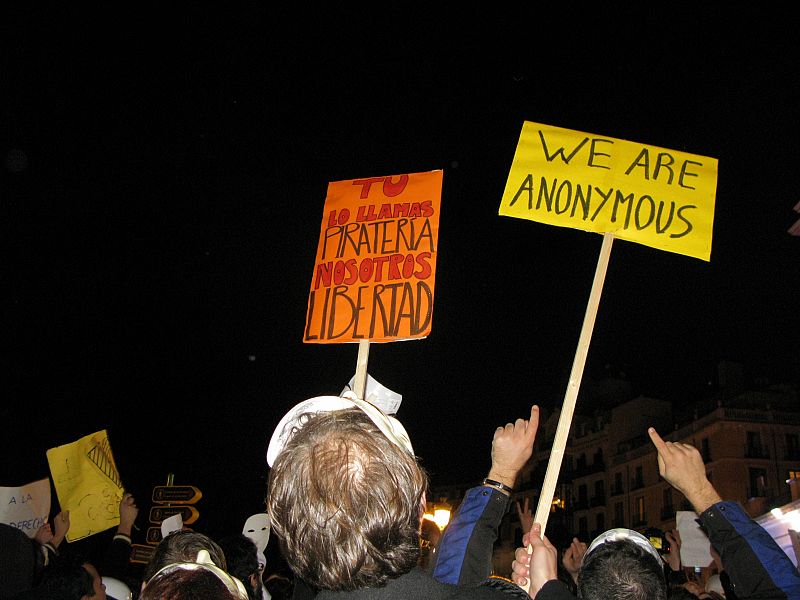 Algunos de los carteles que se pudieron ver durante la 'Operación Goya' convocada en el Teatro Real