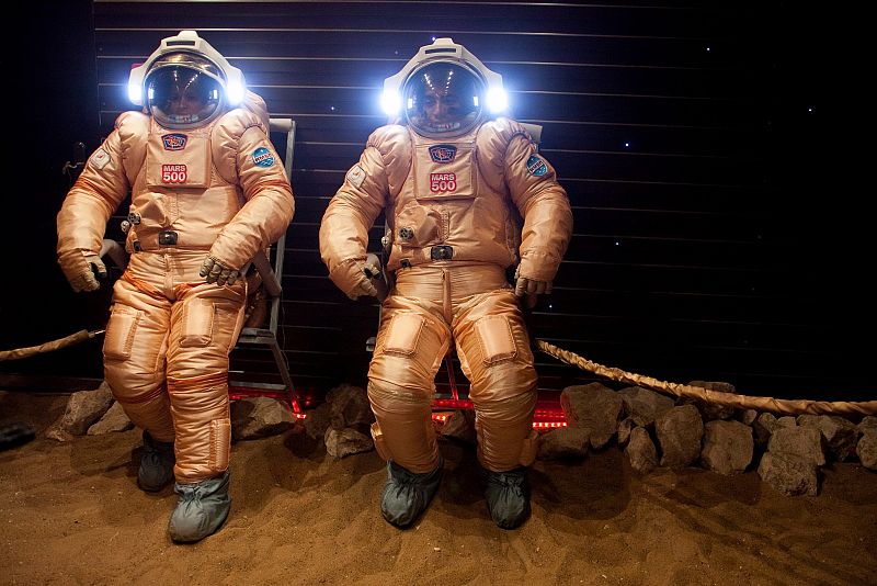 Dos de los tripulantes de Mars500 se prueban los trajes Orlan que usarán durante la misión