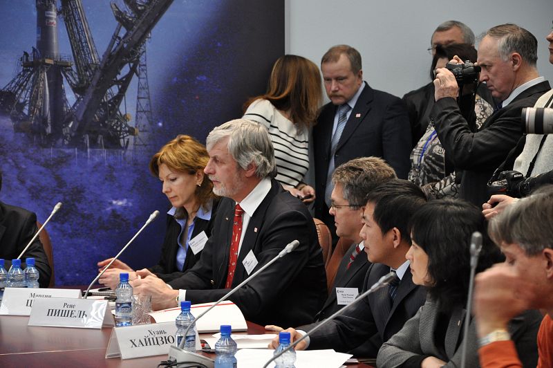 Foto de la rueda de prensa Mars500 tras el primer simulacro de la misión Mars500