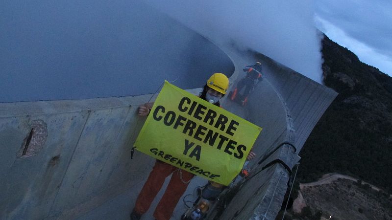 Greenpeace exige el cierre de la central nuclear desde su torre de refrigeración