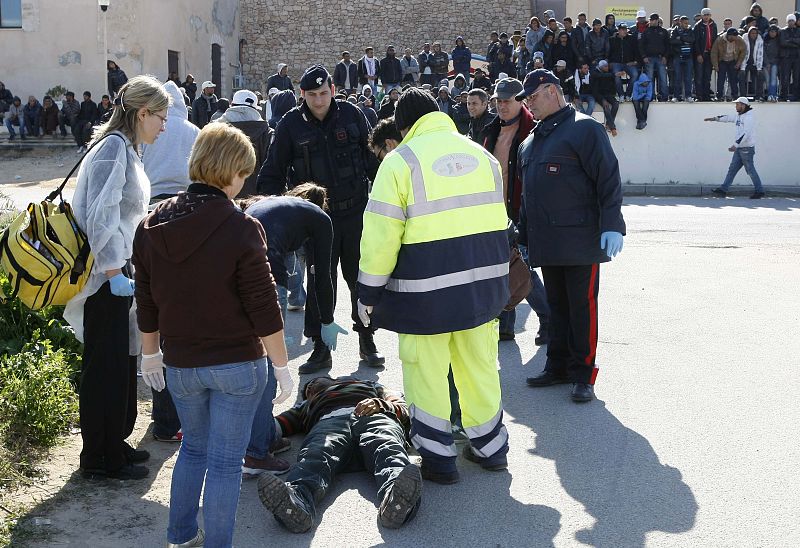 Un doctor comprueba la condición física de un inmigrante ilegal del Norte de África que sufre agotamiento.