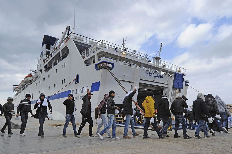 En estos momentos quedan 2.100 inmigrantes sin papeles en la isla de Lampedusa. Se encuentran hacinados en la Centro de Primera Acogida, que tiene capacidad para 800 personas.