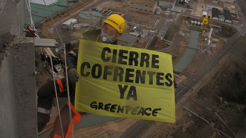 Un activista de Greenpeace pide el cierre de la central, desde su torre de refrigeración