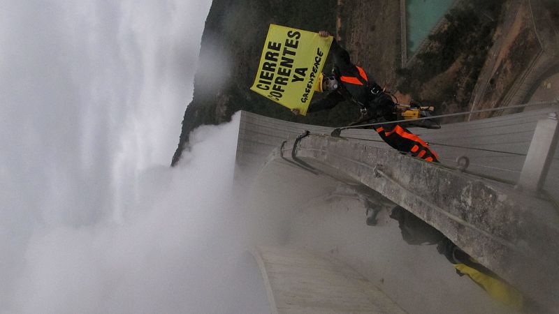 Activista encaramado a los más alto de la torre central de refrigeración