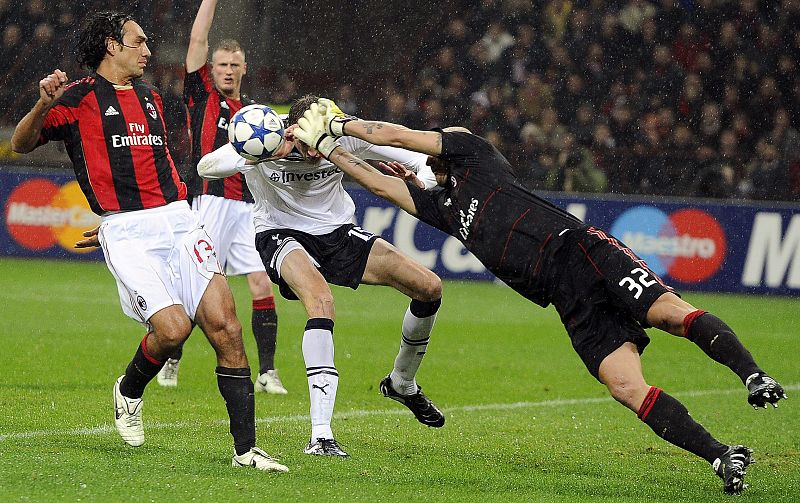 El portero del Milán, Christian Abbiati (d), despeja el balón ante el delantero del Tottenham Hotspur Peter Crouch