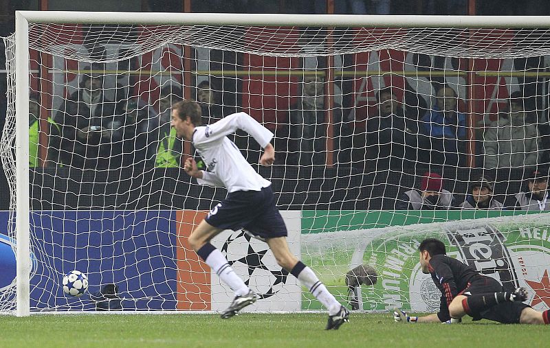 Peter Crouch marcó el único gol del partido tras un gran contragolpe de Lennon