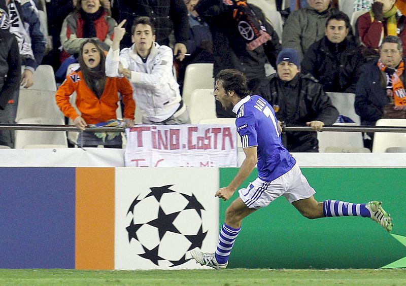 El delantero español del Schalke 04, Raúl González, celebra el gol conseguido frente al Valencia