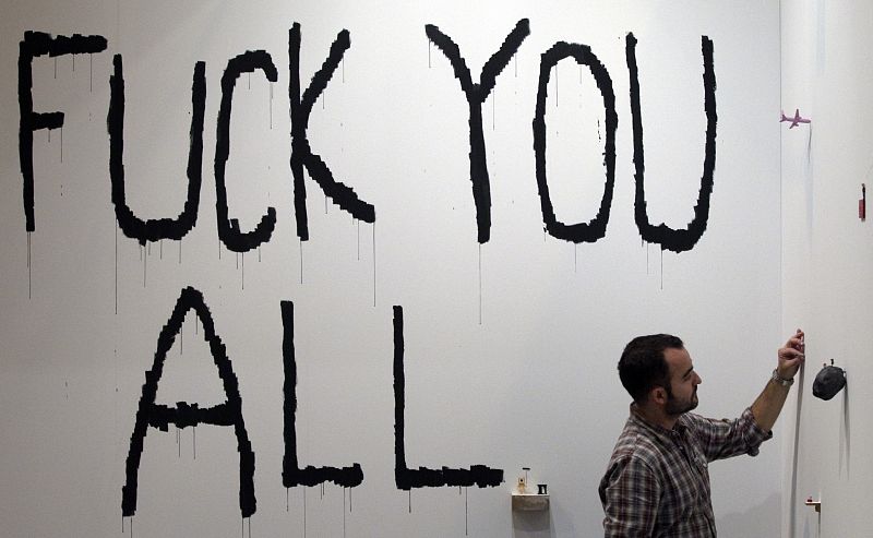 El artista, Javier Calleja, da los últimos retoques a su obra 'Fuck you All'