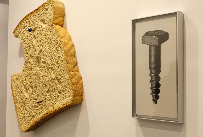 "Reality bites" (i) y "zoom 12", dos obras del artista español Rómulo Celdrán en el estand de la galeria de Raquel Ponce (Madrid)