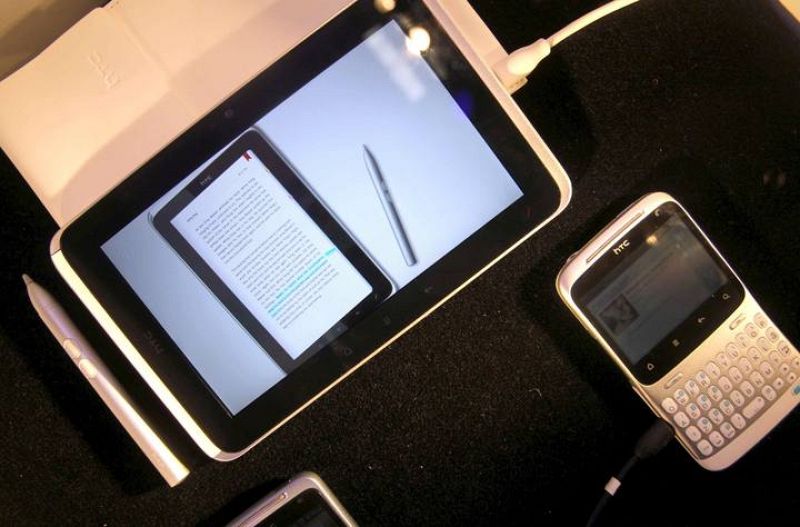 Vista de la nueva tableta HTC Flyer y su smartphone el HTC ChaCha, que ha presentado esta mañana la multinacional taiwanesa HTC en el Mobile World Congress que se celebra en Barcelona