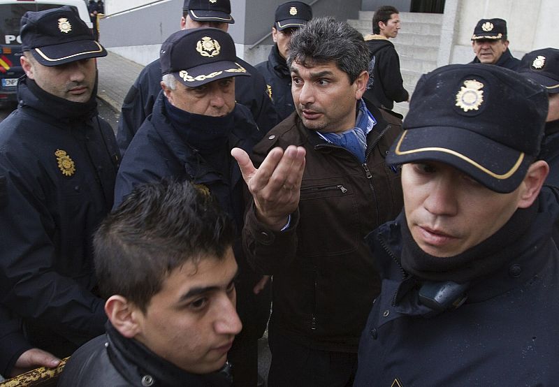 Juan José Cortés ha afirmado a la salida de la Audiencia que se han sentido "como animales" en la sala desde la que la familia ha podido seguir la primera sesión del juicio.