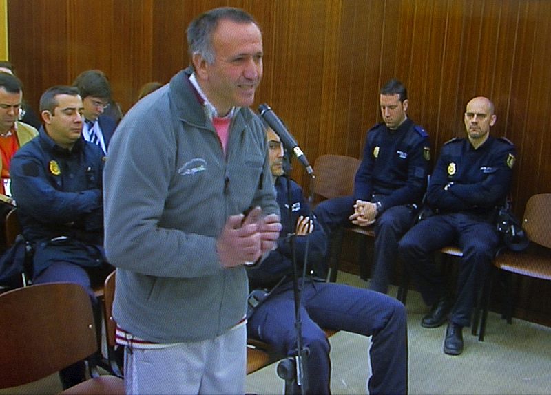 Imagen del principal acusado de la muerte de la niña, Santiago del Valle, tomada del monitor de la sala de prensa de la Audiencia Provincial de Huelva.