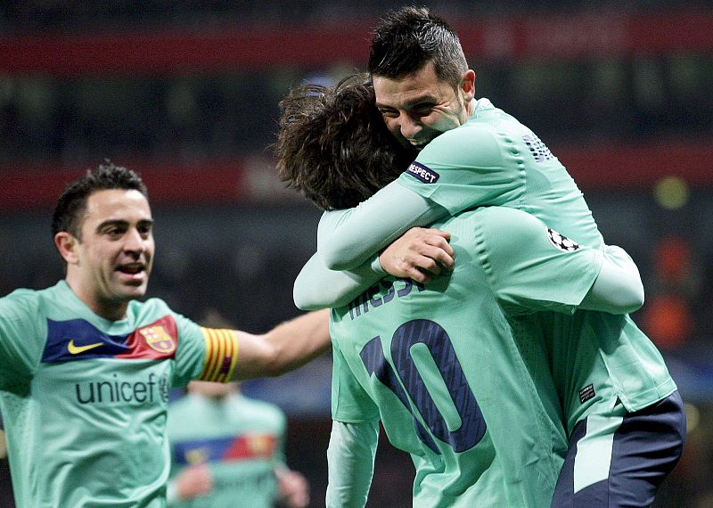 El delantero del FC Barcelona, David Villa, celebra su gol, primero de su equipo, con sus compañeros Leo Messi y Xavi Hernández.