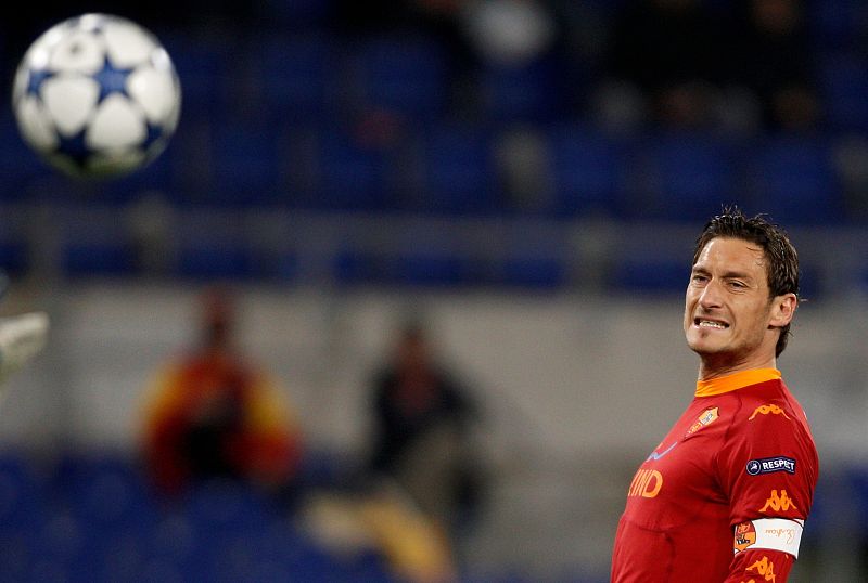 Totti se lamenta en una acción del partido frente al Shakhtar.