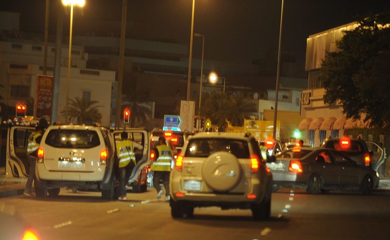 La Policía y el Ejército de Bahréin han cargado con extrema dureza contra los miles de manifestantes que pedían en el centro de Manama reformas políticas y mejoras económicas.