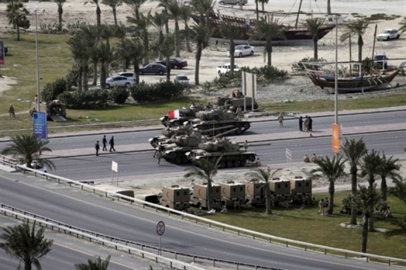 Vehículos blindados toman posiciones cerca de la Plaza de la Perla, en la capital, Manama