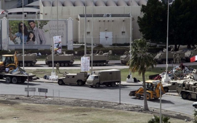 Vehículos militares y de limpieza despejan la plaza en la que los opositores pretendían acampar