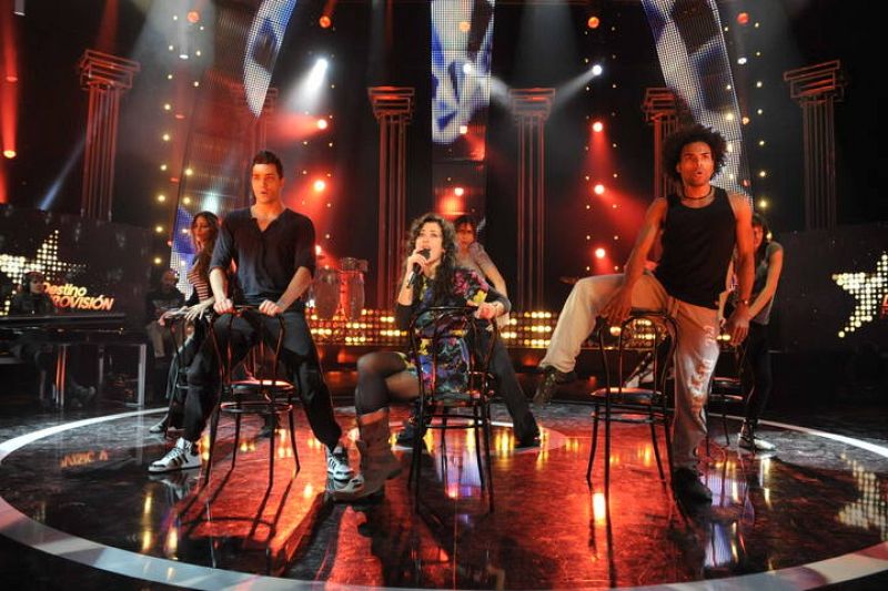   Lucía ensaya su coreografía para "C'est la vie! It's alright"