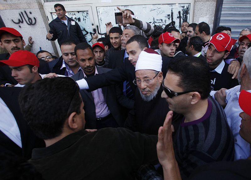 El clérigo Sheikh Youssef al-Qaradawi a su llegada a la plaza Tahrir para dirigir la oración del viernes.
