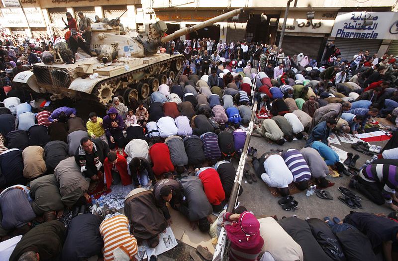 Egipcios concentrados en la plaza Tahrir rezan durante la oración del viernes al mediodía.