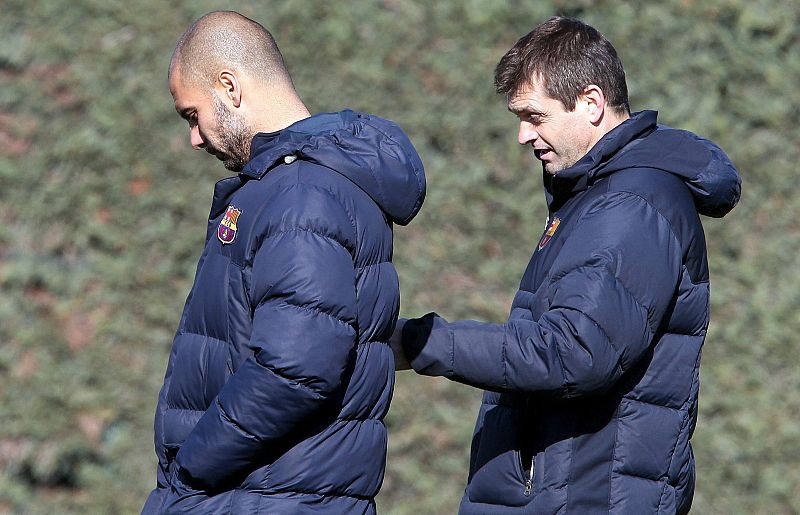 Josep Guardiola conversa con su segundo, Tito Vilanova, durante el entrenamiento de la plantilla azulgrana.