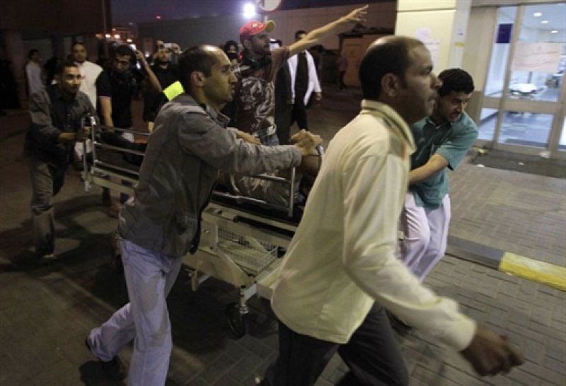 Varias personas introducen en el hospital a un manifestante herido este viernes en Manama