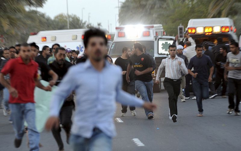 Los manifestantes huyen mientras llegan ambulancias en la plaza donde se ha producido el tiroteo