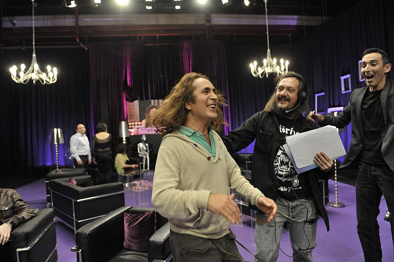 Rafael Artesero con pelo largo celebrando la victoria. Es el compositor de la canción ganadora.