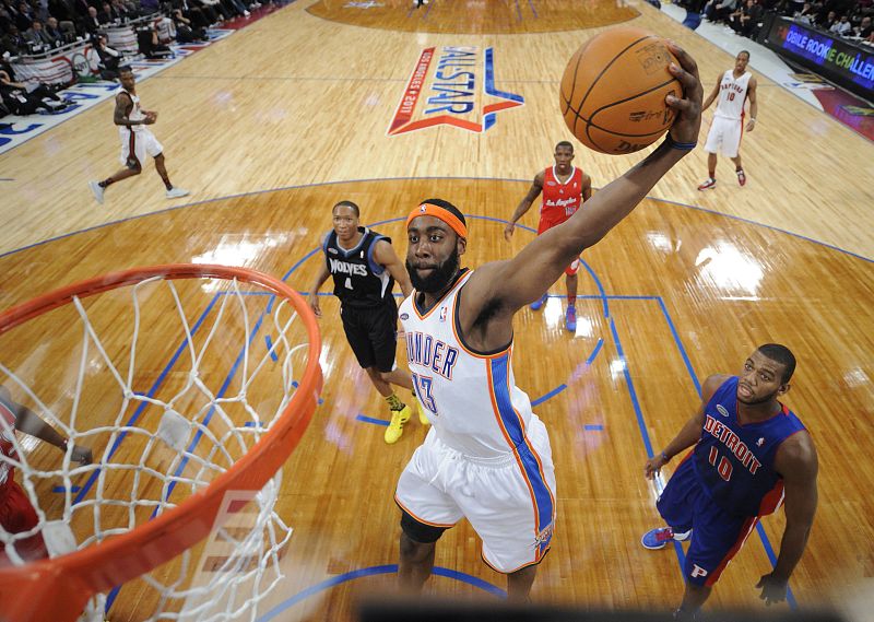 El jugador de los Thunder de Oklahoma City James Harden se levanta para clavar el balón frente a la mirada de Greg Monroe de los Pistons de Detroit.