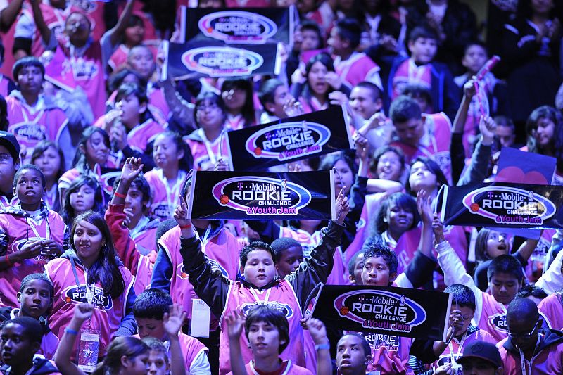 Jóvenes niños asisten al juego de las estrellas de novatos y de segundo año de la NBA.