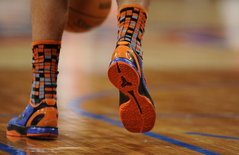 El jugador de Knicks Landry Fields luce sus coloridas medias.