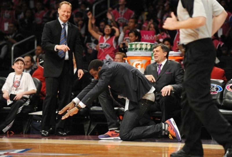 Stoudemire, entrenador del equipo de los Rookies, se rinde ante un mate de Blake Griffin.