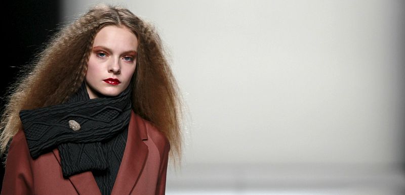 Las modelos han desfilado con el fondo musical del dúo pop británico 'The Hurts'.