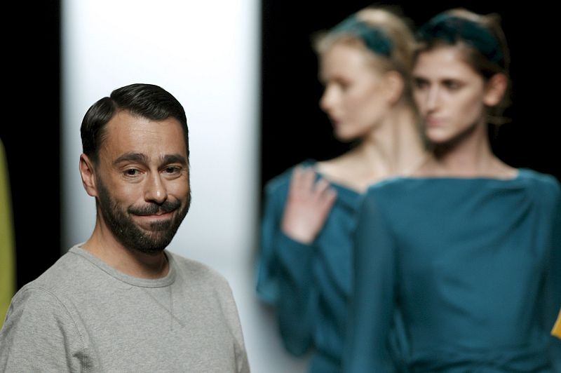 El diseñador Juanjo Oliva al término del desfile en el que ha presentado su colección otoño-invierno 2011-2012.