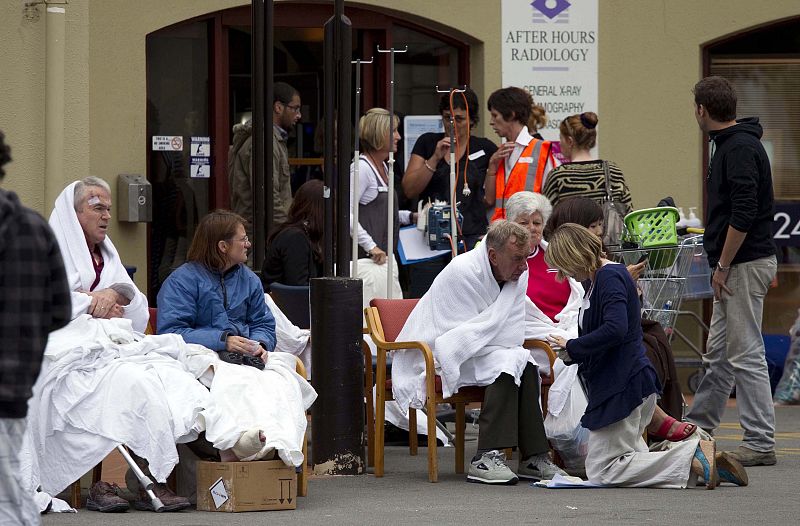 Varios heridos son atendidos en los hospitales de campaña que se han levantado para las víctimas