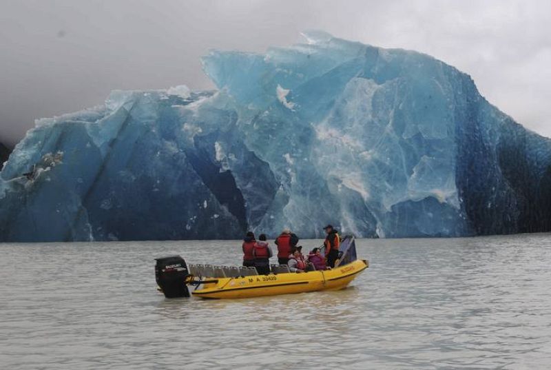 Un grupo de exploradores observan un iceberg que se aproximó al lago Tasman tras el terremoto